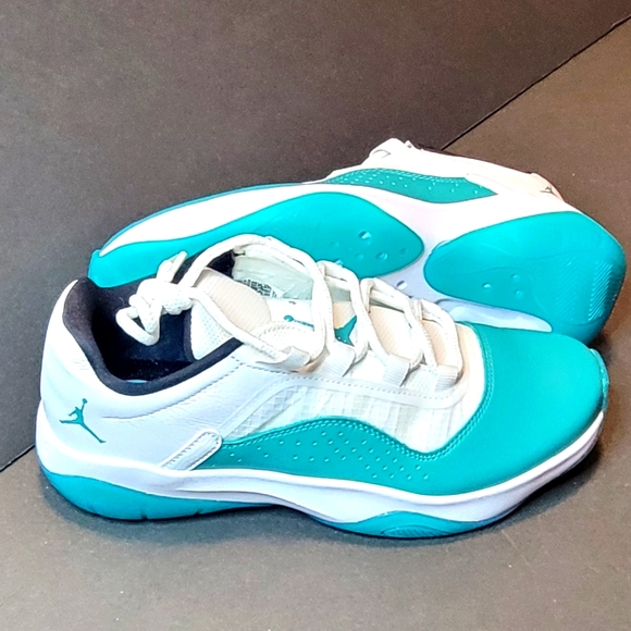 AIR JORDAN 11 CMFT LOW - Picture 4 of 10